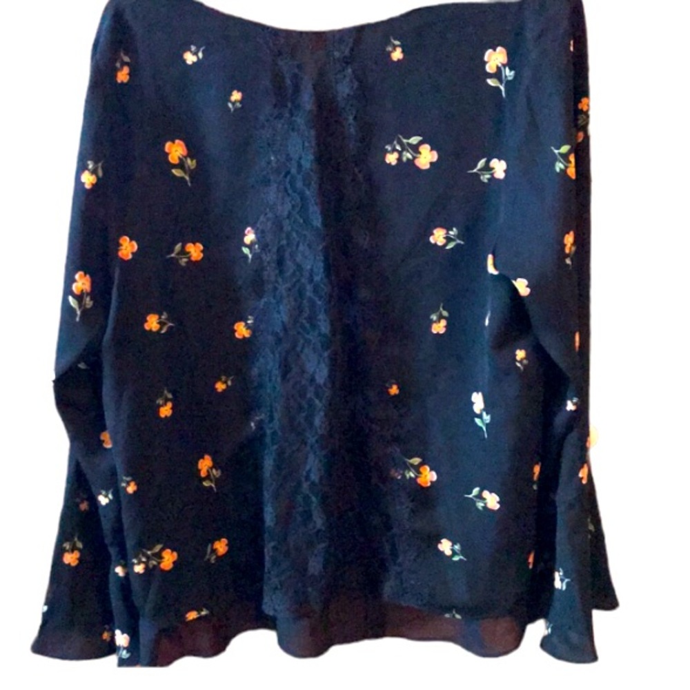 Blouse with ruffled sleeves and lace detail - Picture 2 of 6